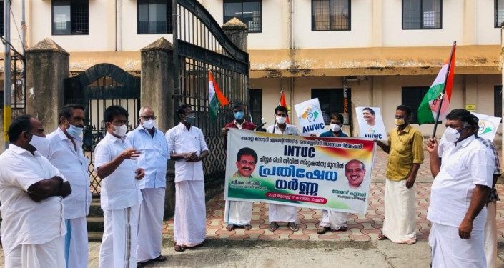 ചിറ്റൂർ മിനി സിവിൽ സ്റ്റേഷന് മുന്നിൽ പ്രതിഷേധ ധർണ്ണ നടത്തി.