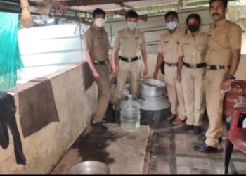 വാളയാറിൽ വൻ ചാരായ വാറ്റ്,മേഖലയിൽ ഇതാത്യം