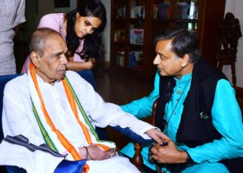 ശശി തരൂർ കെ.ശങ്കര നാരായണനെ വസതിയിൽ സന്ദർശിച്ചു