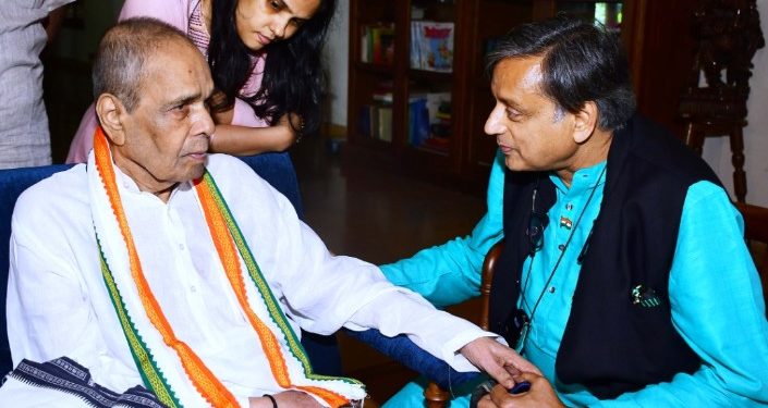 ശശി തരൂർ കെ.ശങ്കര നാരായണനെ വസതിയിൽ സന്ദർശിച്ചു