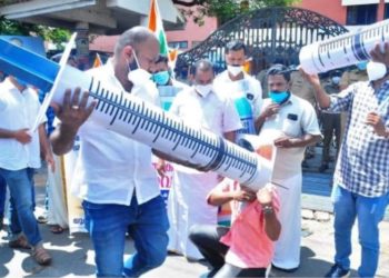 യൂത്ത് കോൺഗ്രസ്‌  പ്രതീകാത്മക വാക്സിൻ കുത്തിവെപ്പ് സമരം നടത്തി