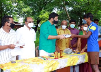 പഠനോപകരണ വിതരണം വികെ. ശ്രീകണ്ഠൻ എം പി ഉദ്ഘാടനം നിർവ്വഹിച്ചു
