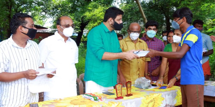 പഠനോപകരണ വിതരണം വികെ. ശ്രീകണ്ഠൻ എം പി ഉദ്ഘാടനം നിർവ്വഹിച്ചു