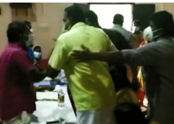 വാക്സിനേഷൻ ക്യാമ്പിൽ ആരോഗ്യ പ്രവർത്തകരെ ബിജെപി അംഗങ്ങൾ കെെയേറ്റം ചെയ്തു