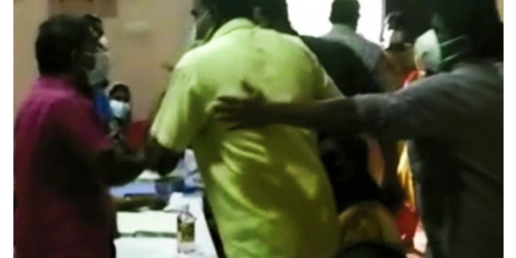 വാക്സിനേഷൻ ക്യാമ്പിൽ ആരോഗ്യ പ്രവർത്തകരെ ബിജെപി അംഗങ്ങൾ കെെയേറ്റം ചെയ്തു