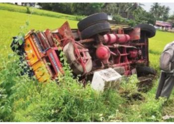 വിദേശമദ്യവുമായി  വന്ന ലോറി പാടത്തേക്ക് മറിഞ്ഞു