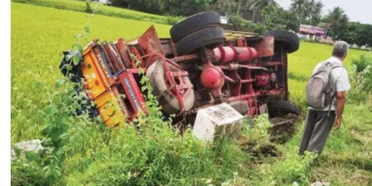 വിദേശമദ്യവുമായി  വന്ന ലോറി പാടത്തേക്ക് മറിഞ്ഞു