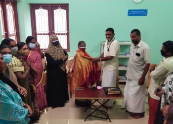 മൂന്ന് പതിറ്റാണ്ടുകാലംഅധ്യാപികയായ  അംബുജം ടീച്ചറെ  ആദരിച്ചു.