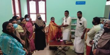 മൂന്ന് പതിറ്റാണ്ടുകാലംഅധ്യാപികയായ  അംബുജം ടീച്ചറെ  ആദരിച്ചു.