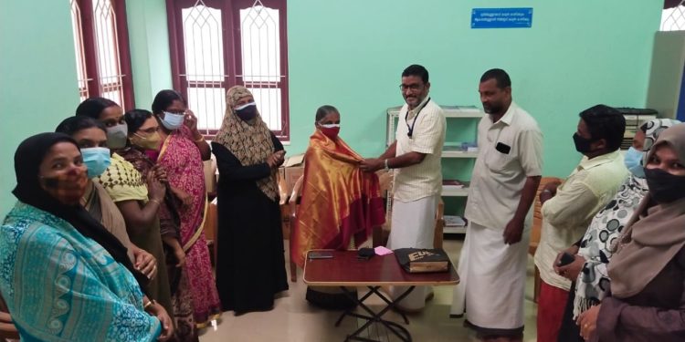 മൂന്ന് പതിറ്റാണ്ടുകാലംഅധ്യാപികയായ  അംബുജം ടീച്ചറെ  ആദരിച്ചു.