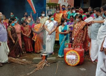 പോസ്റ്റോഫീസിനു മുമ്പിൽ അടുപ്പ്കൂട്ടി പ്രതിഷേധിച്ചു.