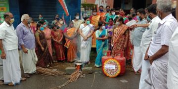 പോസ്റ്റോഫീസിനു മുമ്പിൽ അടുപ്പ്കൂട്ടി പ്രതിഷേധിച്ചു.