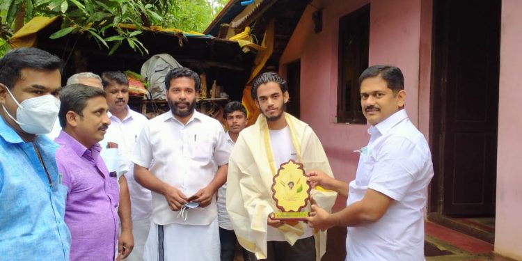 യൂത്ത് കോൺഗ്രസ്സ് നെന്മാറ മണ്ഡലം കമ്മിറ്റി ആദരിച്ചു