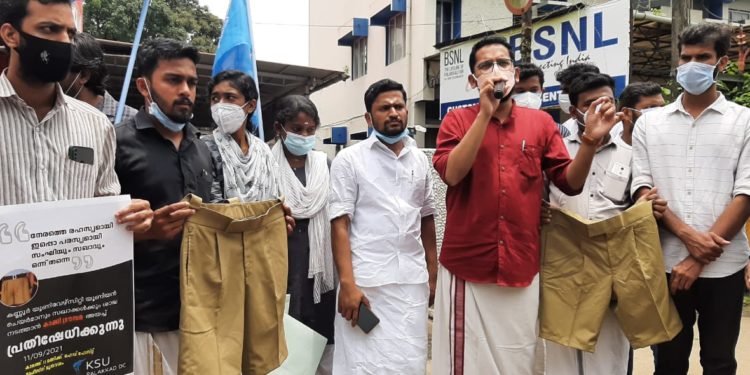 സർവ്വകലാശാല ചെയർമാന് കാക്കിക്കളസം കൊറിയറിൽ അയച്ച് കെ എസ് യു വിന്റെ പ്രതിഷേധം