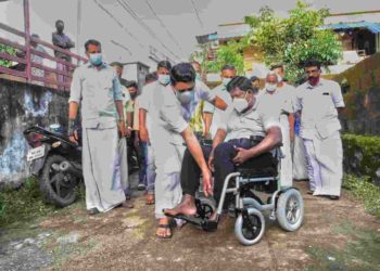 യൂത്ത് കെയർ യന്ത്രവത്കൃത വീൽചെയൽ കൈമാറി