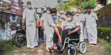 യൂത്ത് കെയർ യന്ത്രവത്കൃത വീൽചെയൽ കൈമാറി
