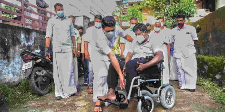 യൂത്ത് കെയർ യന്ത്രവത്കൃത വീൽചെയൽ കൈമാറി