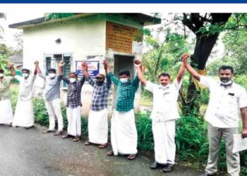 ടോ​ൾബൂ​ത്ത് പൊ​ളി​ച്ചു നീ​ക്കാ​ത്ത​തി​നെ​തി​രെ മ​നു​ഷ്യ​മ​തി​ൽ