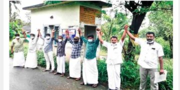 ടോ​ൾബൂ​ത്ത് പൊ​ളി​ച്ചു നീ​ക്കാ​ത്ത​തി​നെ​തി​രെ മ​നു​ഷ്യ​മ​തി​ൽ