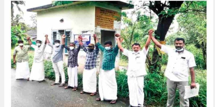 ടോ​ൾബൂ​ത്ത് പൊ​ളി​ച്ചു നീ​ക്കാ​ത്ത​തി​നെ​തി​രെ മ​നു​ഷ്യ​മ​തി​ൽ