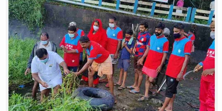 വലിയങ്ങാടി തിരുനെല്ലായ് പുഴകടവ് ശുചീകരിച്ചു.