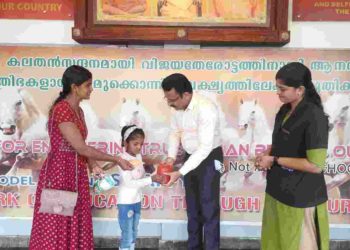 സൗമ്യയുടെ ചികിത്സക്കായി സമ്പാദ്യക്കുടുക്ക കൈമാറി മീനാക്ഷി.