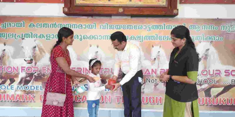 സൗമ്യയുടെ ചികിത്സക്കായി സമ്പാദ്യക്കുടുക്ക കൈമാറി മീനാക്ഷി.