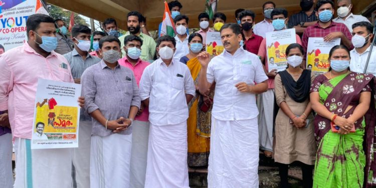 നെന്മാറ ബസ്സ്സ്റ്റാൻ്റ് പരിസരത്ത് അടുപ്പുകൂട്ടി സമരം നടത്തി.