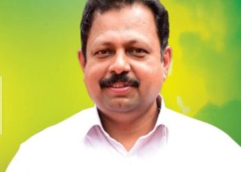 സുരേഷ് ഗോപി വിഡ്ഢിവേഷം കെട്ടുന്നു: സലീം മടവൂർ