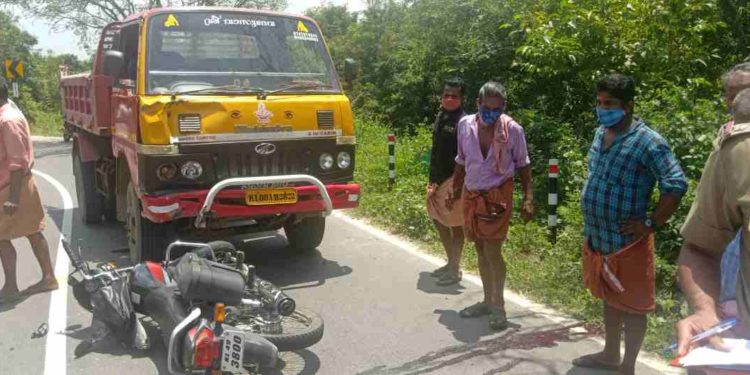 ബൈക്ക് അപകടം അച്ഛൻ മരിച്ചു. മകൾ പരിക്കുകളോടെ ആശുപത്രിയിൽ.