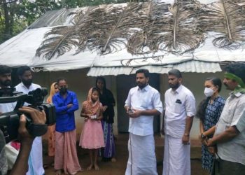 സ്മാർട്ട്ഫോൺ നൽകി
