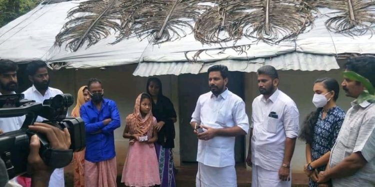 സ്മാർട്ട്ഫോൺ നൽകി