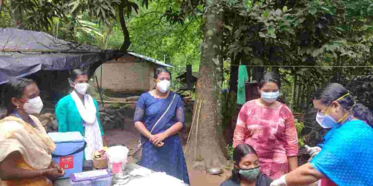 ചെറുനെല്ലി ആദിവാസി കോളനിയിൽ കോവിഡ് പ്രതിരോധ കുത്തിവെയ്പ്പ് നടത്തി.