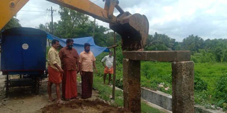 പൊതുമരാമത്ത് വകുപ്പ് പിഴുതു മാറ്റിയ ‘അത്താണി’ ( ചുമട് താങ്ങി ) പുനസ്ഥാപിച്ചു