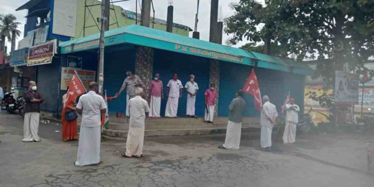 എൽ ഡി എഫിന്റെ നേതൃത്വത്തിൽ പല്ലശ്ശനയിൽ ധർണ്ണ സമരം നടത്തി.