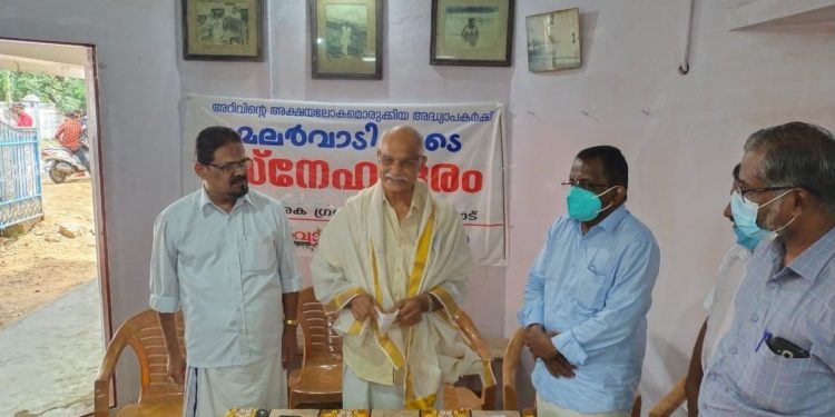 ഇയ്യങ്കോട് ശ്രീധരൻ മാസ്റ്ററെ ആദരിച്ചു.