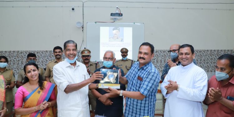 ജില്ലാ ജയിൽ സൂപ്രണ്ടിന് യാത്രയയപ്പ് നൽകി