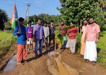 റോഡിൽ വാഴ നട്ടു പ്രതിഷേധിച്ച് മണ്ഡലം കോൺഗ്രസ്‌