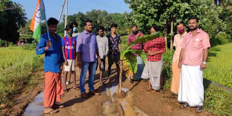 റോഡിൽ വാഴ നട്ടു പ്രതിഷേധിച്ച് മണ്ഡലം കോൺഗ്രസ്‌