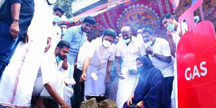 യൂത്ത് കോൺഗ്രസ് അടുപ്പ് കൂട്ടി പ്രതിഷേധിച്ചു.