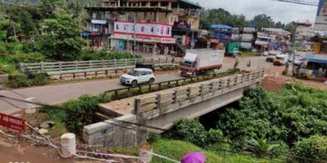 പൂർത്തിയാക്കാതെ കിടക്കുന്ന പാലത്തിൽ നാല് അപകടക്കെണികൾ