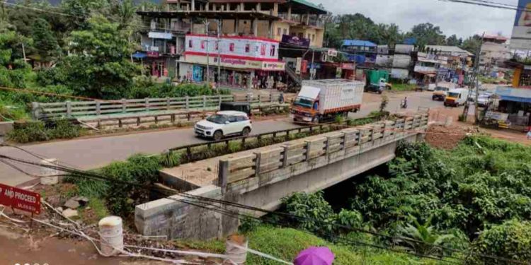 പൂർത്തിയാക്കാതെ കിടക്കുന്ന പാലത്തിൽ നാല് അപകടക്കെണികൾ