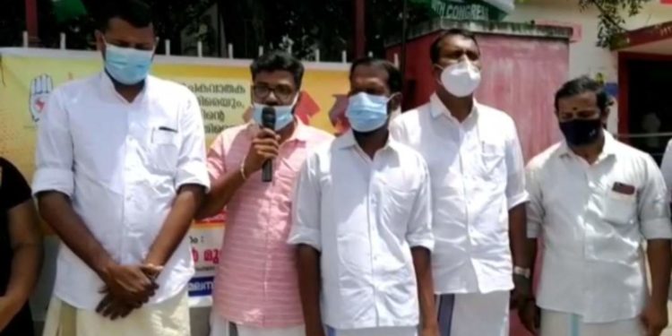 പാചക വാതക വില വർദ്ധനവിനെതിരെ യൂത്ത് കോൺഗ്രസ്സ്  അടുപ്പു കൂട്ടി സമരം നടത്തി .