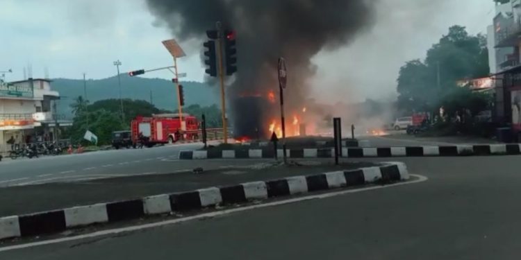 ആലത്തൂര്‍ സ്വാതി ജംഗ്ഷനിൽ ലോറി കത്തിയമര്‍ന്നു