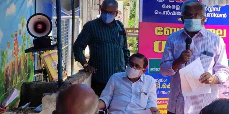 ഡിവിഷണൽ ഓഫീസിനു മുന്നിൽKSSPU     ധർണ്ണ നടത്തി