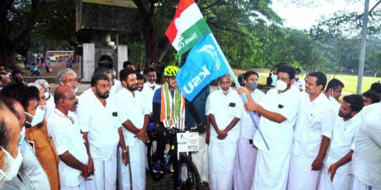 ഇന്ധന വില വർദ്ധനയിൽ  പ്രതിഷേധിച്ച് പാലക്കാട് നിന്നും പാർലമെൻറിലേക്ക് സൈക്കിൾ സമര യാത്ര