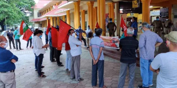 ഭാരത് ബന്ദ് : റെയിൽവേ ട്രേഡ് യൂണിയൻ ഐക്യവേദി ധർണ നടത്തി