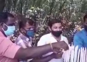 നരേന്ദ്ര മോദിക്കു വേണ്ടി മെഴുകുതിരി കത്തിച്ച് പ്രാർത്ഥിച്ച് അണികൾ