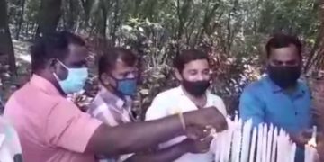 നരേന്ദ്ര മോദിക്കു വേണ്ടി മെഴുകുതിരി കത്തിച്ച് പ്രാർത്ഥിച്ച് അണികൾ