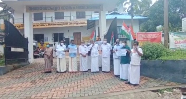 മുണ്ടൂരിൽ വാക്സിനേഷൻ ക്രമക്കേട്: കോൺഗ്രസ്സ് ധർണ്ണ നടത്തി.